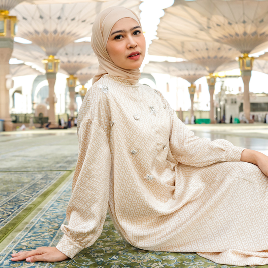 Benang Jarum Pertama Kalinya Rilis Abaya, Hadir dengan Motif Monogram