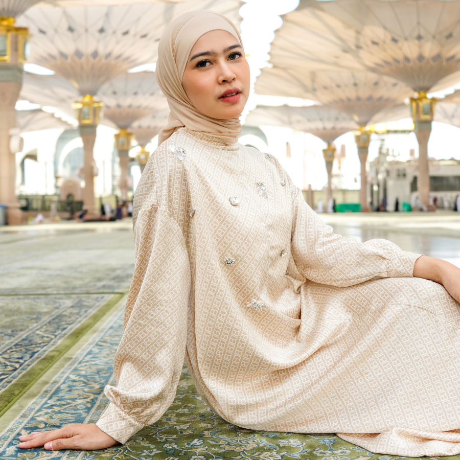Benang Jarum Pertama Kalinya Rilis Abaya, Hadir dengan Motif Monogram