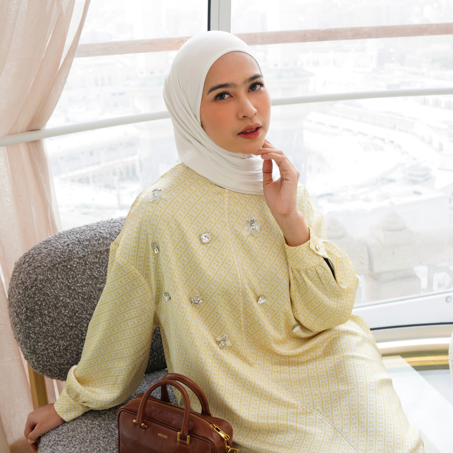 Brand Fashion Modest Ini Hadirkan Abaya Timeless untuk Umrah hingga Acara Formal