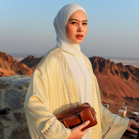 Abaya dengan Monogram Jadi Koleksi Terbaru Benang Jarum