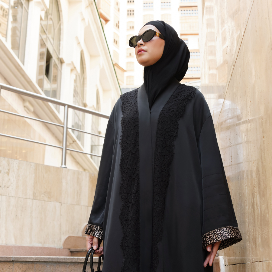 Elegan, Monogram dan Embellishment Warnai Abaya Benang Jarum Black Label