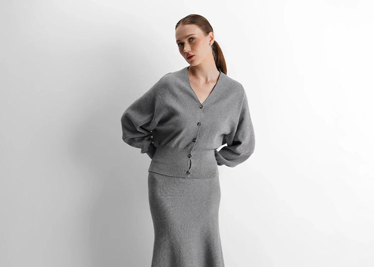 Rok Abu-Abu Cocok dengan Baju Warna Apa