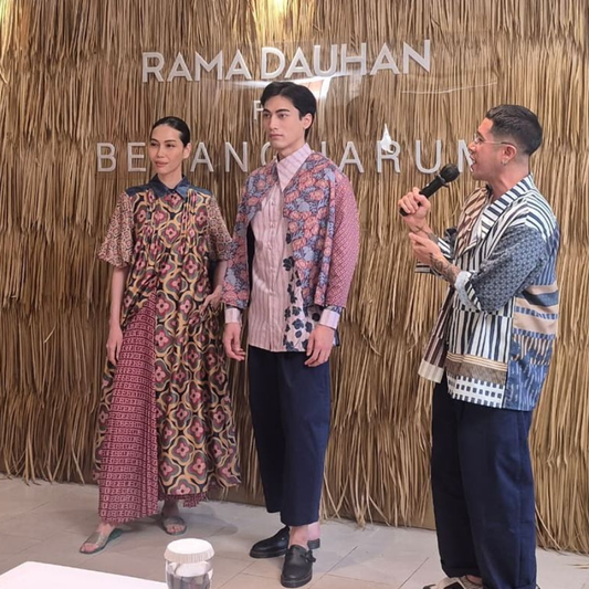 Benang Jarum dan Rama Dauhan Ubah Puisi Hujan Bulan Juni Jadi Koleksi Fashion Penuh Makna