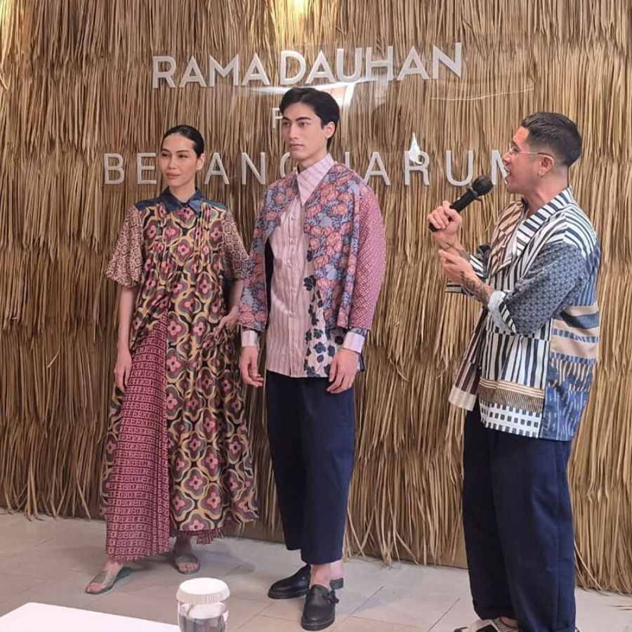 Benang Jarum dan Rama Dauhan Ubah Puisi Hujan Bulan Juni Jadi Koleksi Fashion Penuh Makna