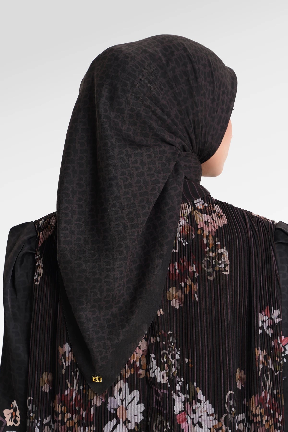 Signature Monogram Scarf - Comma